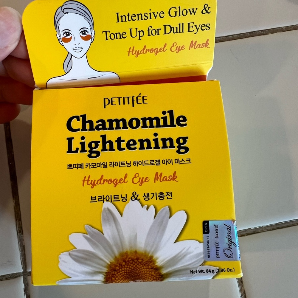 PETITFÉE Chamomile Lightening Hydrogel Eye Mask